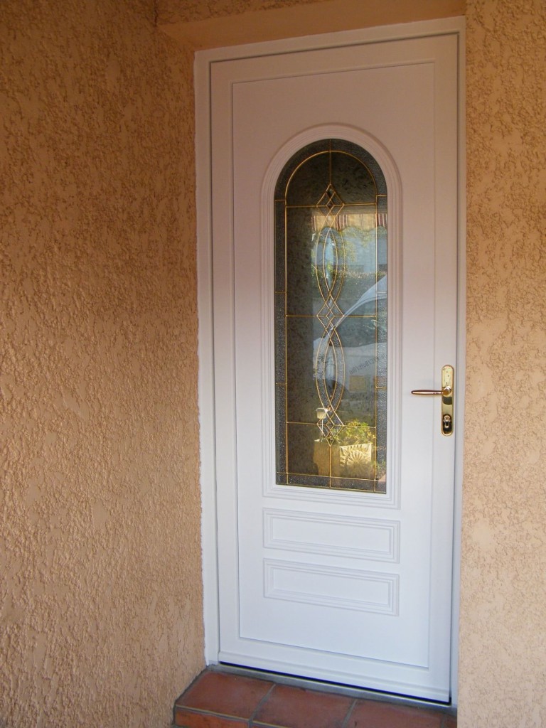 Pose d'une porte d'entrée isolante en PVC près de Rochefort
