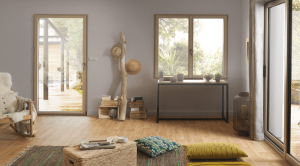 Ambiance chaleureuse et moderne avec des fenêtres sur mesure SO' intérieur bois
