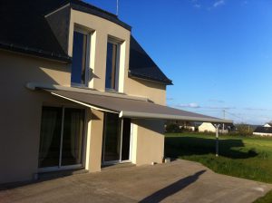 store-exterieur-coloris-taupe-par-solabaie-belles-baies