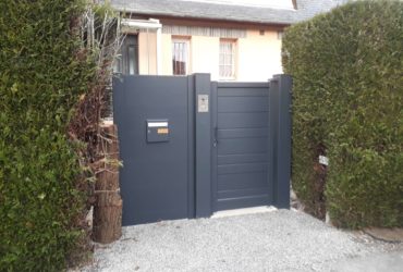 Portillon aluminium gris anthracite avec poteau et totem Asselin