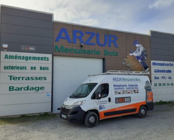 Façade d'Arzur Menuiserie Bois Solabaie dans le Finistère