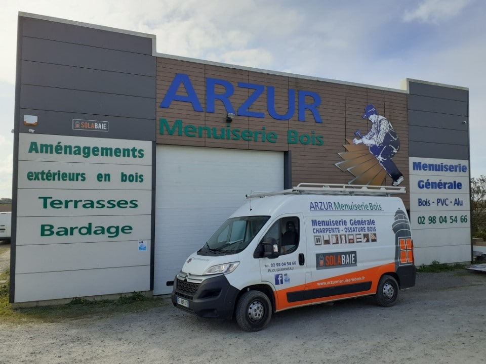 Façade d'Arzur Menuiserie Bois Solabaie dans le Finistère