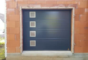 Fourniture et pose d'une porte de garage sectionnelle de coloris gris anthracite