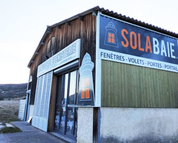 Façade de la menuiserie SAMAT Christophe votre installateur de fenêtres, portes et volets Solabaie à Aubignosc