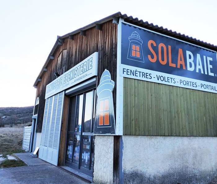 Façade de la menuiserie SAMAT Christophe votre installateur de fenêtres, portes et volets Solabaie à Aubignosc