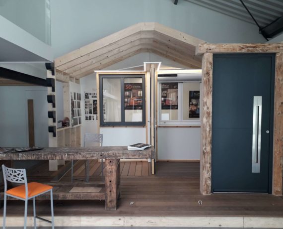 Intérieur du magasin Giraud Menuiserie Solabaie