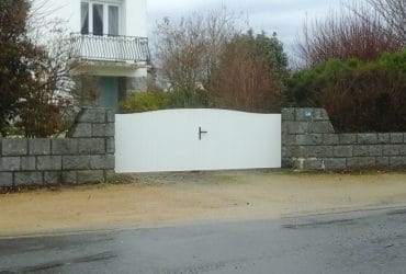 Arzur Menuiseries | Pose d'un portail PVC Solabaie, modèle Féroé blanc