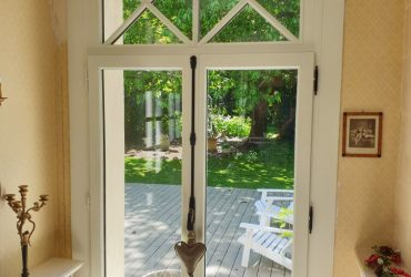 Vue interieure de la fenêtre bois avec fausse crémone vieux fer