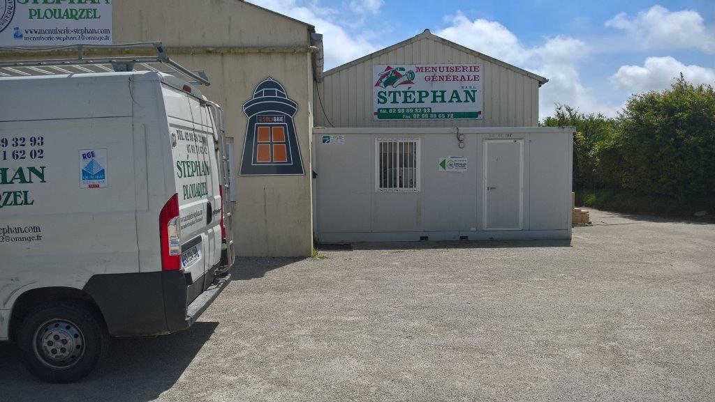 Devanture de votre installateur Solabaie Stephan Menuiserie de portes d'entrée, portes de garage, fenêtres et volets à Plouarzel, dans le Finistère