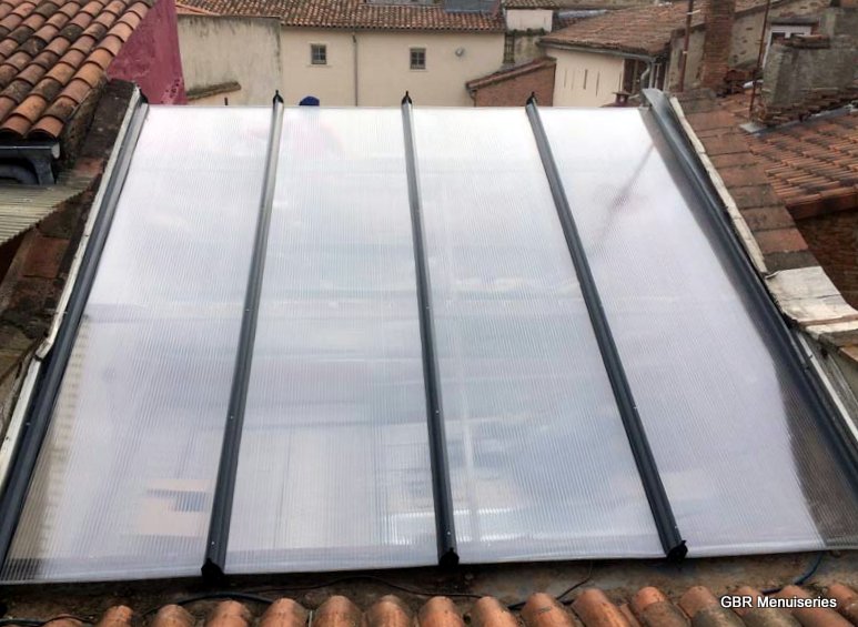 verrière de toiture aluminium aménagée sur un bâtiment de toulouse