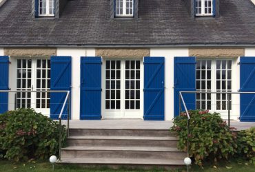 Vue d'ensemble de la pose d'une porte-fenêtre bois Solabaie installée par Arzur Menuiseries