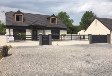aménagement exterieur d'un pavillon : pose d'un portail, portillon, cloture et portes de garage en alu Solabaie à St Quentin