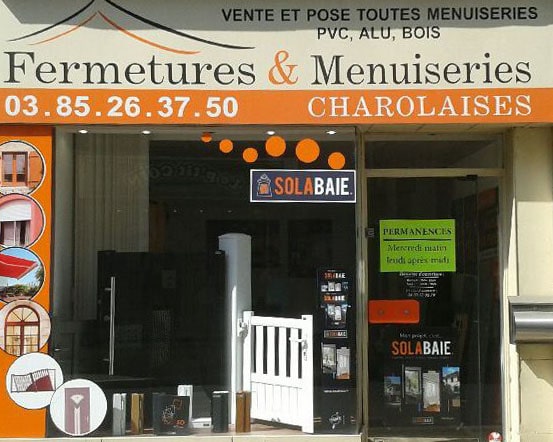 Devanture de votre installateur Fermetures et Menuiseries Charolaises, pour la pose de vos fenêtres, portes et volets Solabaie