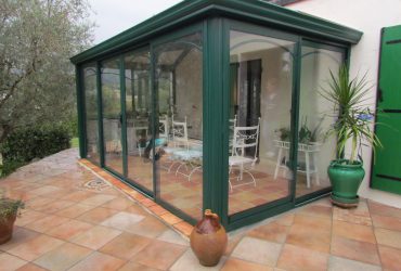 Véranda Forge, vue de l'extérieur, construite et installée par Solabaie Le Muy,
