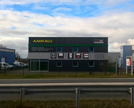 Façade de votre installateur Solabaie AAIM'ALU à Feurs, pours vos projets sur-mesure de menuiseries et fermetures dans la Loire