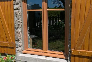 Pose d'une fenêtre bois à finition lasure par votre installateur-conseil Solabaie Menuiserie Bouan