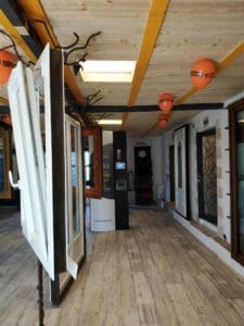 Intérieur du magasin Solabaie Apt dans le Vaucluse pour vos projets neuf ou rénovation menuiseries et fermetures sur-mesure