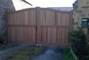 Portail en bois à 2 vantaux fourni et posé par la menuiserie Bouan