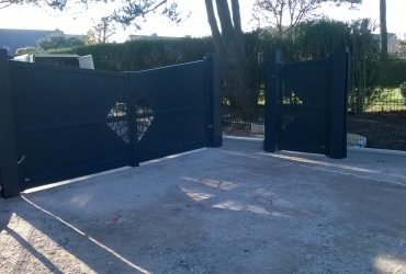 Portail alu gris 7016 et son portillon assorti installés avec des piliers alu par la Menuiserie Bouan