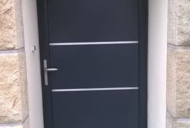 Porte d'entrée alu cintrée et installée par Menuiserie Bouan