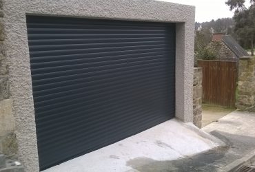 Porte de garage alu enroulable posée par la Menuiserie Bouan