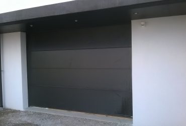 Porte de garage sectionnelle gris 7016 installée par la Menuiserie Bouan