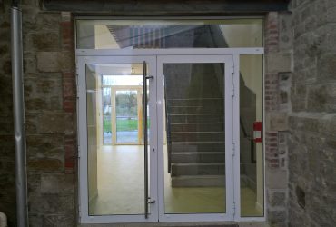 Pose de portes aluminium vitrées sur un collège local par la Menuiserie Bouan