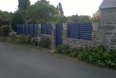 Portillon et clôture posés aux côtés d'un muret et de piliers en pierres existants par la Menuiserie Bouan