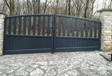 Installation d'un portail aluminium sur-mesure modèle Coquelicot par votre artisan-menuisier dans le Loir-et-Cher Khéops-Guérin 41