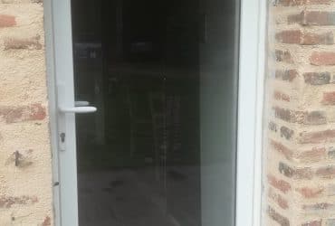 Envie de rénover votre porte d'entrée ? Voici une porte d'entrée Composium blanc 9010 posée par votre artisan-menuisier Kheops-Guérin 41