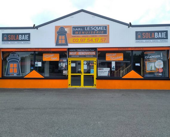 Enseigne aux couleurs du réseau Solabaie de votre installateur : la Menuiserie Lesquel