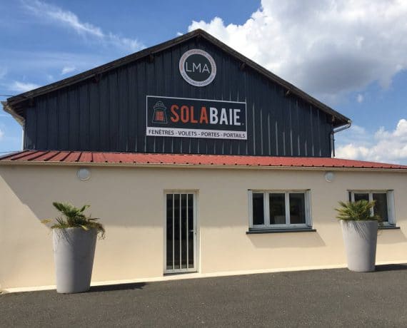 Devanture de LMA, votre installateur de fenêtres, volets roulants, portes d'entrée, portes de garage et portails sur mesure Solabaie