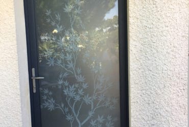 Fourniture et pose d'une porte d'entrée Wood modèle à grand vitrage équipée d'un vitrage sécurité en standard