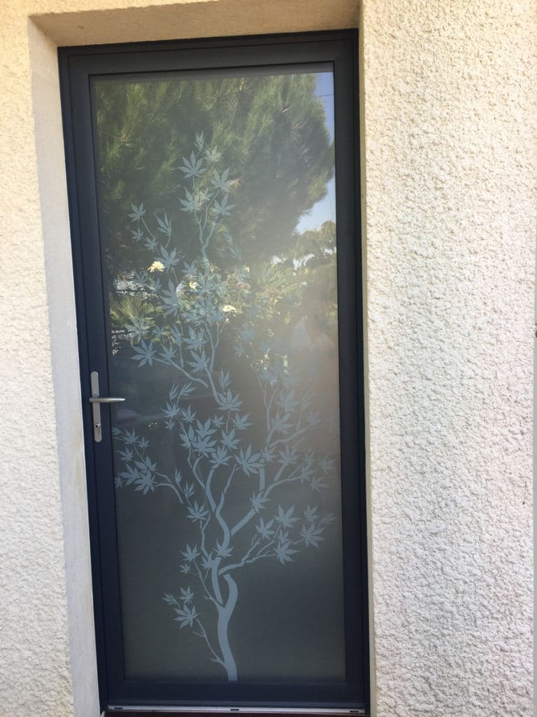 Fourniture et pose d'une porte d'entrée Wood modèle à grand vitrage équipée d'un vitrage sécurité en standard