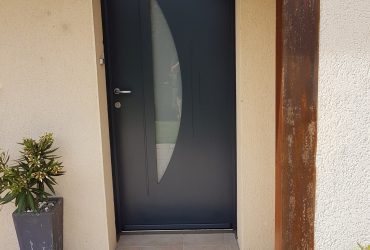 Porte d'entrée mixte posée en rénovation par AMDP à Sévignac
