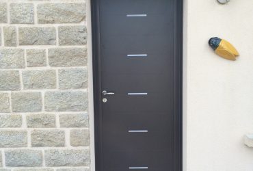 Porte d'entrée aluminium modèle Lee installée par votre artisan-menuisier AMDP à Broons