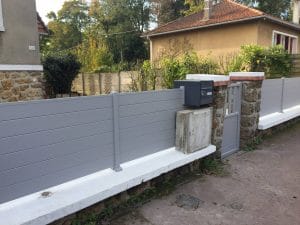 Chantier en rénovation avec la pose d'une clôture, d'un portillon et d'un portail aluminium assortis Solabaie à Rozay-en-Brie