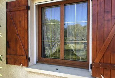 Installation d'une fenêtre SO bicolore alu chêne doré à l'extérieur et PVC blanc à l'intérieur par AMF sur la ville de Saint-Loubès