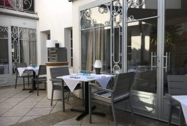 Menuisiers acier installées pour la fermeture d'une terrasse par AMF sur La Réole