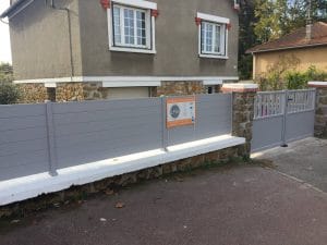 Vue d'ensemble de la clôture alu et du portail aluminium modèle Albatros Solabaie posés par LMA sur une maison de Rozay-en-Brie