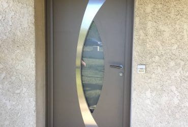 Porte d'entrée aluminium Gris poussière RAL 7037 installée par AMF à Saint-Loubès