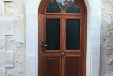 Porte d'entrée bois cintrée à vitrage dépoli installée par AMF à Villegouge