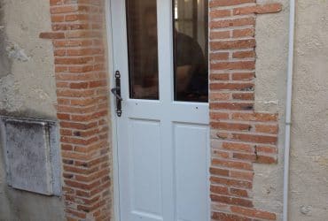 Porte d'entrée bois modèle Pêche posé en rénovation par LMA à Provins
