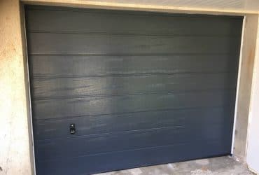 Porte de garage sectionnelle installée par AMF à Saint-Sulpice-et-Carmeyrac