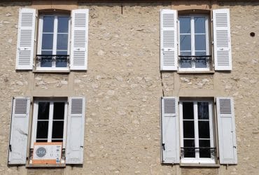Chantier en rénovation pour la pose de fenêtres PVC à petits bois par votre installateur LMA à Provins