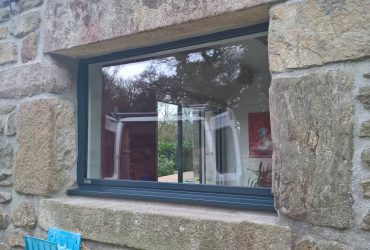 Vue après pose d'une fenêtre SO par la Menuiserie Bouan sur une maison de Plédéliac