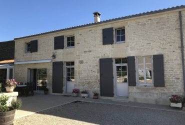 Face avant d'une maison de Saint-Pezenne, travaux de rénovation avec menuiseries Composium par Solabaie Niort