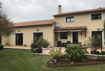 Jardin d'une maison avec fenêtres aluminium sur mesure Brun Gris 8019 posées par votre Solabaie Poitiers