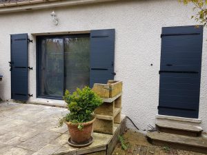 Baie coulissante aluminium et volets battants assortis Gris anthracite (RAL 7016) installé par D'Eco Ouest