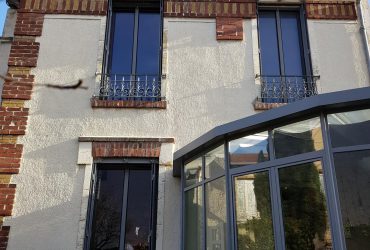 Fenêtres sur mesure SO avec repose-persiennes à finition aluminium extérieure, posées par D'Eco Ouest, votre menuisier Solabaie